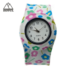 relógio de bofetada dentro de uma forma mial relógio de padrão colorido relógio de material de silício relógio caso de liga