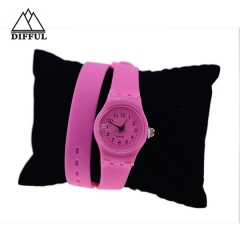 Relógio de silicone longo com pulseira de mostrador digital com design de cores diferentes.
