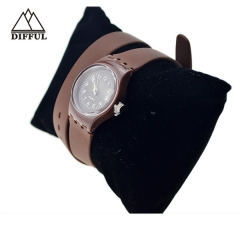 Relógio de silicone longo com pulseira de mostrador digital com design de cores diferentes.